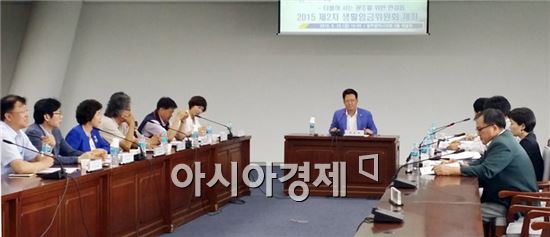 문상필 광주광역시생활임금위원회 위원장이 심의를 주재하고있다.