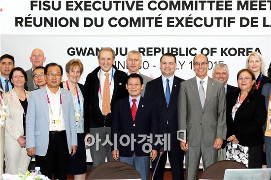 [포토]FISU 집행위원들과 기념촬영하는 윤장현 광주시장