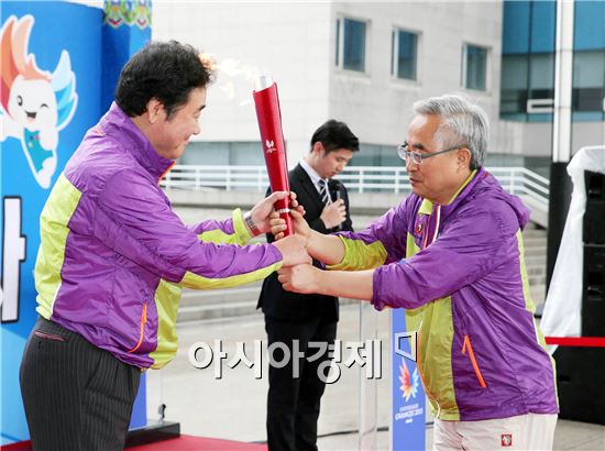 [포토]이낙연 전남도지사, 광주U대회 성화 전남도에 안치