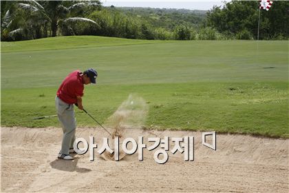 [김맹녕의 골프영어산책] "그린사이드 벙커에서는~"