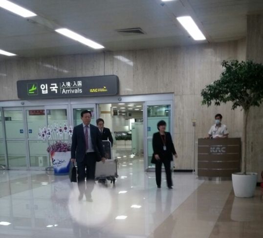신동빈 롯데그룹 회장이 지난달 30일 김포공항을 통해 귀국했다.