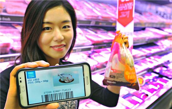 1일 서울 홈플러스 영등포점에서 직원이 생닭(6호, 매장가 3400원)을 2300원에 구매할 수 있는 ‘복날 홈플러스콘’을 선보이고 있다. 