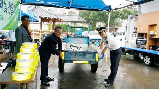 고흥경찰·팔영농협, 농기계에 야광반사지 부착 ‘호응’