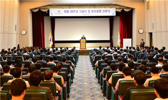 이덕훈 한국수출입은행장이 1일 서울 여의도 수은 본점에서 열린 '창립 39주년 기념식'에서 기념사를 하고 있는 모습. 