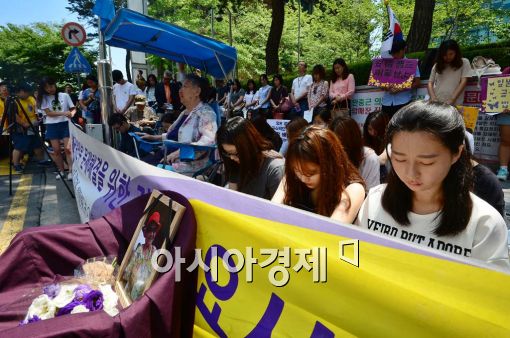 [포토]할미꽃소녀를 위한 묵념 