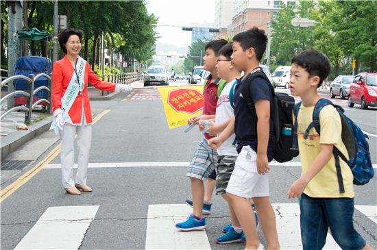 김수영 양천구청장,취임 1년 맞아 등교 도우미 나서  