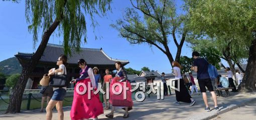 [포토]관람객들로 붐비는 경복궁....'메르스 끝났나?'