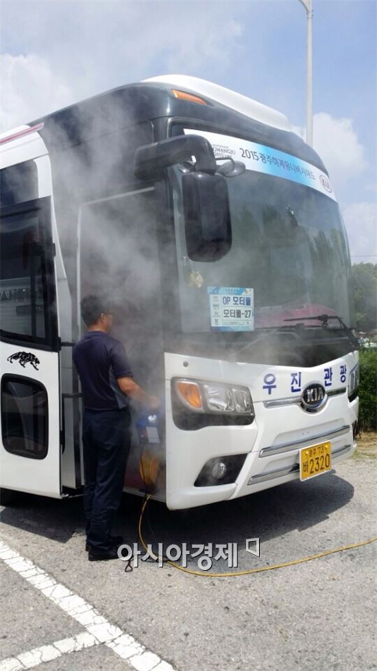 중동호흡기증후군(메르스) 진정세가 지속되고 있는 가운데 광주광역시가 메르스 확산 방지를 위해 전세버스 방역 작업에 나섰다.
