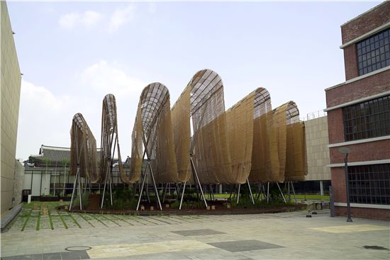 서울 소격동 국립현대미술관 야외마당에 설치된 작품 '지붕감각'
