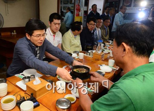 [포토]황교안 총리 '먼저 드시죠' 