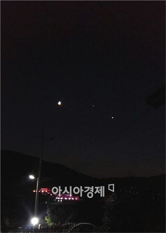 ▲금성(오른쪽)과 목성(중간)이 지난 21일 달(왼쪽)과 함께 서쪽 하늘에 나타났다.