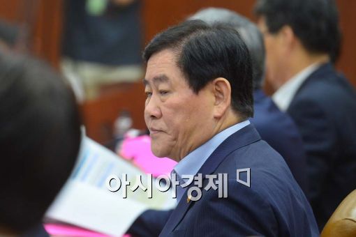 [포토]생각에 잠긴 최경환 경제부총리 