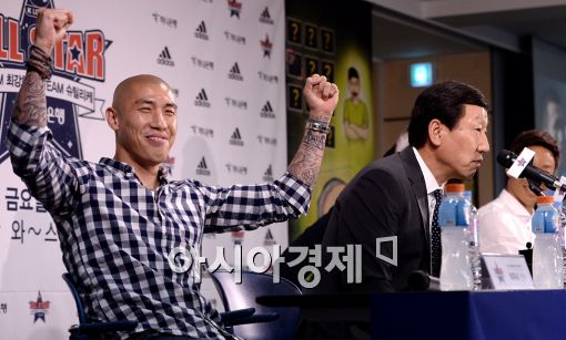 [포토]차두리, '최강희 감독 호명에 두 팔 번쩍!'