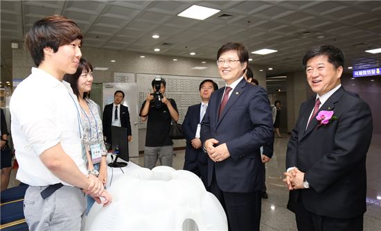 최양희 미래창조과학부 장관(오른측에서 두 번째)과 김동균 SK하이닉스 부사장이(맨 오른쪽) 일반부 대상 수상팀 '스캠퍼(SCAMPER)'의 전시 부스를 둘러보고 있다. (사진제공 : SK하이닉스)