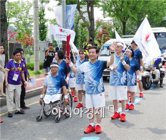 [포토]광주U대회 성화봉송 주자로 나선 윤장현 광주시장