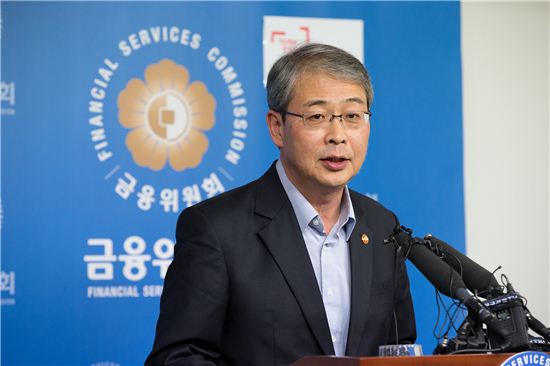 임종룡 금융위원장이 2일 '거래소시장 경쟁력 강화 방안'을 발표하고 있다.