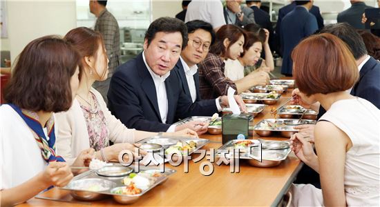 이낙연 전남도지사가 2일 오후 전남산 친환경유기농 농산물 학교급식 식재료 지원 현장인 순천왕운초등학교를 방문, 최광렬 학교장, 학부모들과 친환경유기농 식자재로 만든 점심 식사를 하면서 대화를 하고 있다. 사진제공=전남도