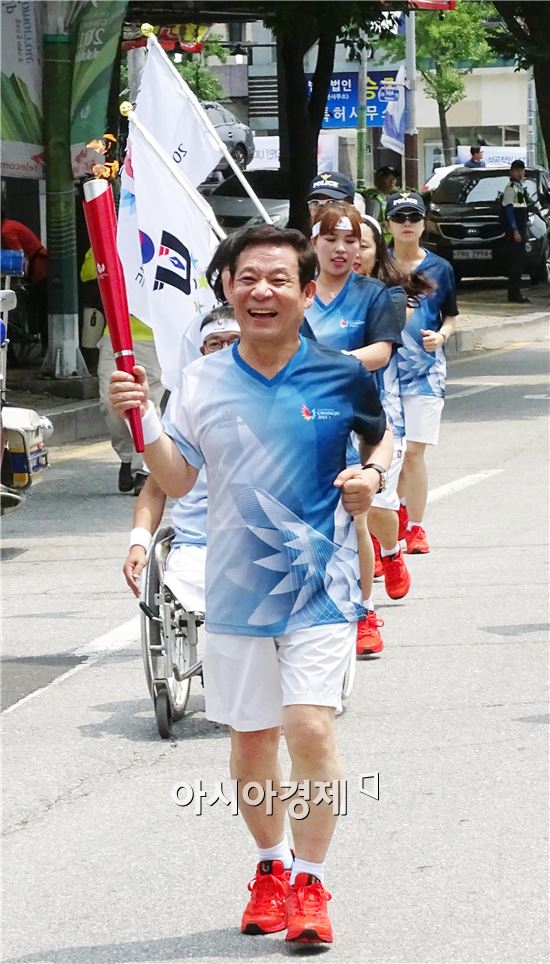 윤장현 U대회조직위원장, 광주U대회 밝힐 성화 맞아