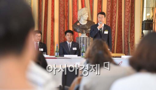 [포토]로마신규취항 간담회 참석한 김수천 사장 