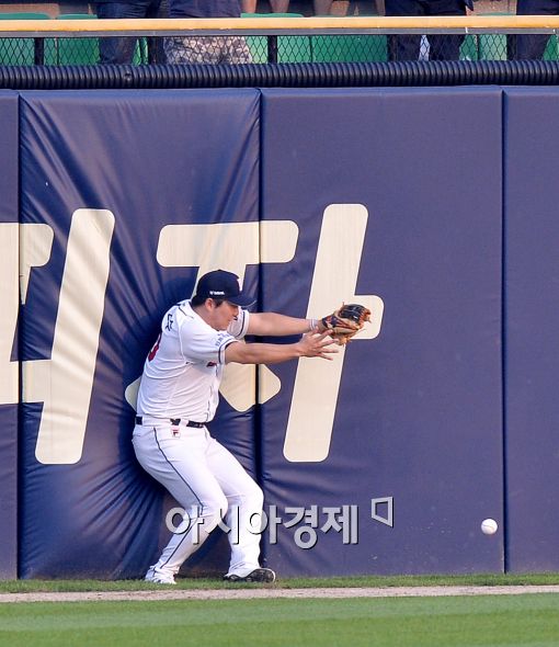 [포토]양석환 타구 놓치는 김현수