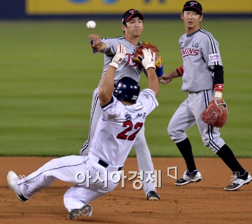 [포토]오지환, '완벽한 병살 찬스야!'