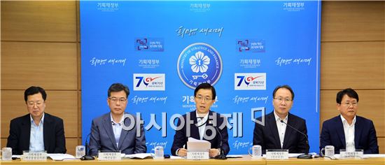 방문규 기획재정부 2차관(사진 가운데) 등 기재부 당국자들이 1일 오후 정부세종청사에서 '2015년 추가경정예산안'에 대한 브리핑을 하고 있다. 왼쪽부터 박춘섭 예산총괄심의관, 송언석 예산실장, 방 차관, 이원식 국고국장, 안택순 조세기획관.(사진 제공 : 기획재정부)