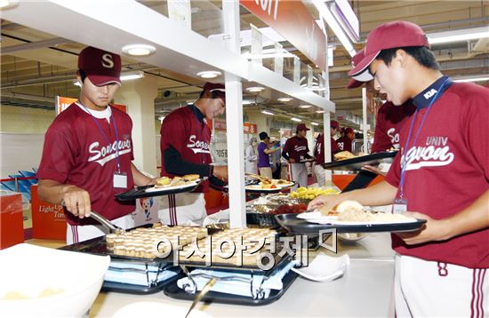 광주U대회 선수촌 식당이 각국 선수들의 인기를 받고 있다. 사진은 지난 6월 23일 선수촌 보도진 공개행사에서 소개된 선수촌식당 모습. 