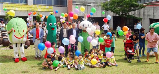 광주광역시는 3일 오전 김치타운에서 다문화가족과 시민 등 300여 명이 참석한 가운데 개막식을 열고 14일까지 12일간 축제에 들어갔다.
