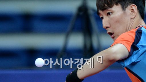 [포토]공 바라보는 이상수