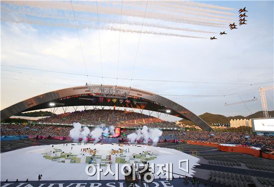 [포토]광주U대회 개막 축하비행하는 블랙이글