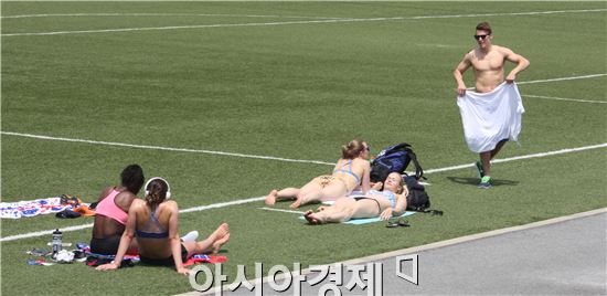 [포토]일광욕 즐기는 광주U대회 참가 선수들
