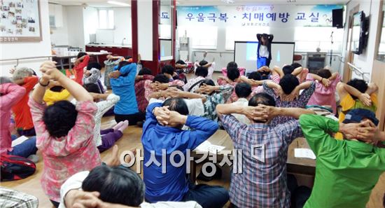 장흥군(군수 김성)은 지난 6월 30일 60세 이상의 치매 고위험군인 어르신 60명을 대상으로 '우울증 노(NO)?즐거운 노(老)'라는 치매와 우울증 극복을 위한 치유 프로그램을 개최했다.