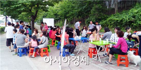 광주 광산구 운남동주민자치회(회장 최전규)가 임방울대로 거리 숲에서 ‘톡톡(talk talk) 데이’를 열었다. 
