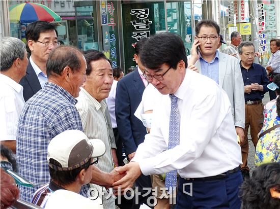 [포토]장흥 토요시장 주민들과 악수하는 김성 장흥군수