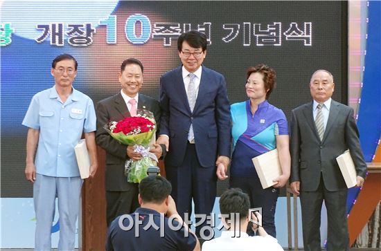 [포토]장흥 토요시장 활성화 유공자들과 기념촬영하는 김성 장흥군수 