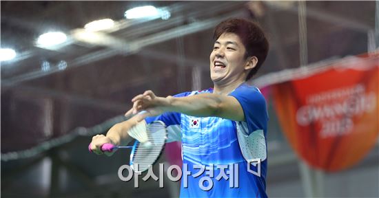 2015 광주하계유니버시아드에 참가하는 배드민턴 선수 이용대가 5일 전남 화순군 하니움문화스포츠센터에서 훈련하고 있다. 이용대는 6일 오전 남자 복식 예선전에 출전한다.사진제공=광주U대회조직위