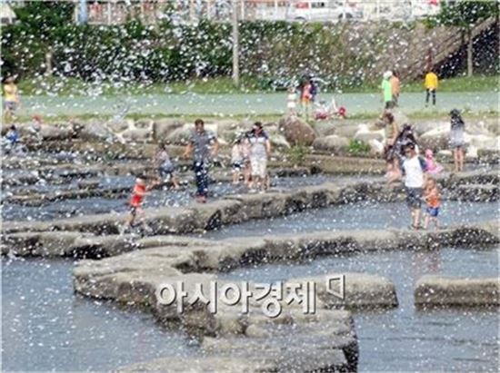 [날씨] 한여름 '불볕더위' 속 서울 낮기온 33도