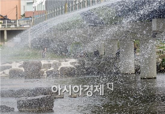 [포토]시원한 물줄기 쏟아지는 장흥 탐진강