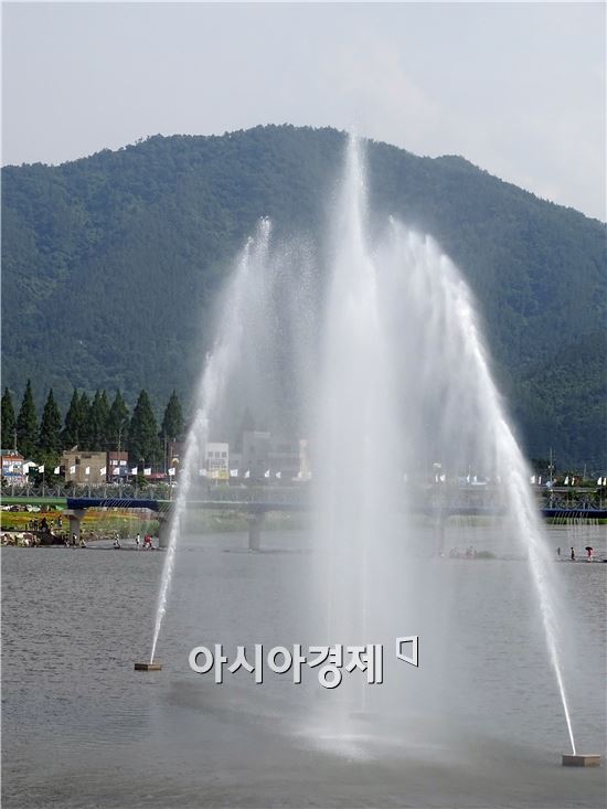 [포토]보기만 해도 시원한 장흥 탐진강 분수