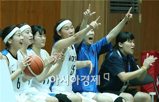 [광주U대회]환호하는 한국선수들