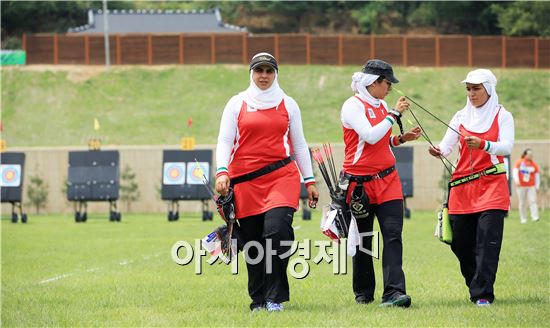 [광주U대회]이란 선수들, 히잡쓰고 활시위 당겨요