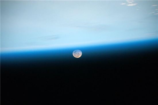 ▲지구의 푸른 빛깔 속에 달이 잠겨들었다.[사진제공=NASA/Scott Kelly]