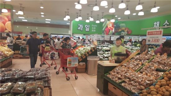 지난 4일 찾은 롯데마트 서울역점, 쇼핑을 하는 고객들로 북적이고 있다.