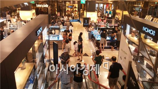 지난 5일 불광동 NC백화점 1층이 손님으로 북적이고 있다. 