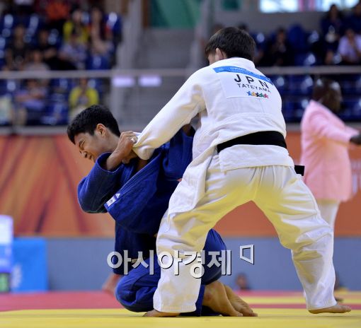 [포토]안바울, '제발 넘어가라!'