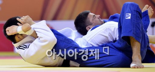 [포토]안창림의 조르기에 경기 포기하는 라슐로프