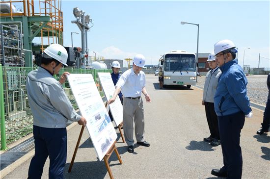 이승훈 가스공사 사장(사진 오른쪽)은 3일 인천생산기지를 방문하고 직원으로 부터 보고를 받고 있다.