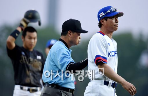 [포토]이건열 감독, '난 3루심 마음에 안 들어'