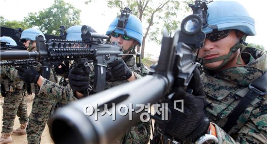 한빛부대 경비대 대원들이 6일(현지시간) 남수단 보르기지 영내에서 QRF(quick reaction force) 출동 훈련을 하고있다. (남수단 사진공동취재단) 