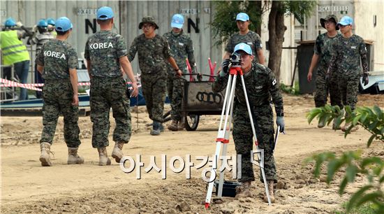 한빛부대 경비대 대원들이 6일(현지시간) 남수단 보르기지 영내에서 QRF(quick reaction force) 출동 훈련을 하고있다. (남수단 사진공동취재단) 